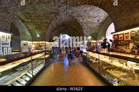 Touristen Einkaufen in Geschäften unter dem römischen Kaiser Diokletian Palast, Split Kroatien. Stockfoto