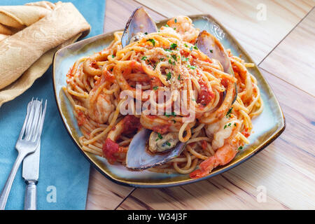 Italienisch Meeresfrüchte pasta Pescatore mit Muscheln, Garnelen und Tintenfisch Stockfoto