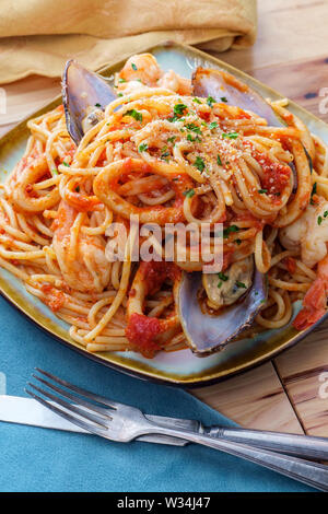 Italienisch Meeresfrüchte pasta Pescatore mit Muscheln, Garnelen und Tintenfisch Stockfoto