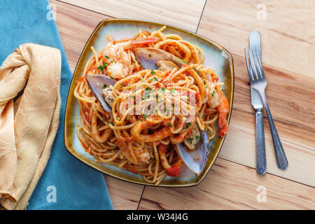 Italienisch Meeresfrüchte pasta Pescatore mit Muscheln, Garnelen und Tintenfisch Stockfoto