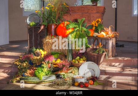 Obst und Gemüse an Thanksgiving Altar, Thanksgiving, Liebfrauenkirche im Herbst, Fischerhude, Niedersachsen, Deutschland, Europa Stockfoto