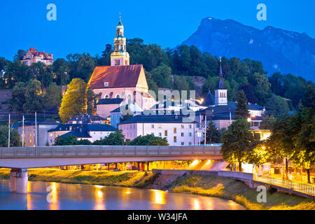 Salzburg historische Architektur und Berggipfel Hintergrund Abend, Stadt in Österreich Stockfoto