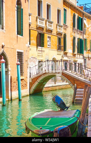 Die kleine Brücke über den seitlichen Kanal in Venedig, Italien Stockfoto