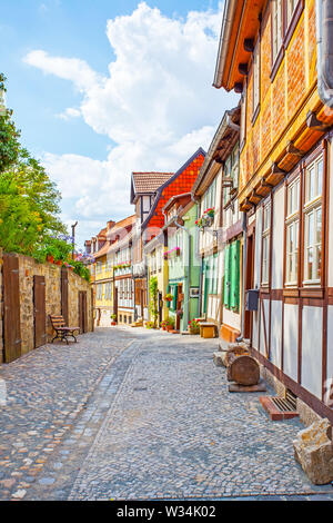 Perspektive der alten Straße mit malerischen Fachwerk Häuser in Quedlinburg, Deutschland Stockfoto