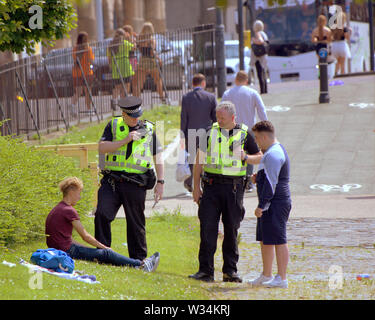 Glasgow, Schottland, Großbritannien. 12. Juli, 2019. Clyde Street sah die Polizei Durchgreifen auf dem Weg zur TRNSMT Festival in Glasgow Green. Credit: Gerard Fähre / alamy Leben Nachrichten Stockfoto