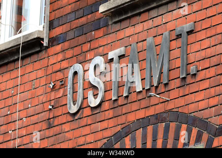 11 Juli 2019, Sachsen-Anhalt, Haldensleben: An der Fassade der ehemaligen Post in Althaldensleben geschrieben': OSTAMT.", der Buchstabe P fehlt. Foto: Peter Gercke/dpa-Zentralbild/ZB Stockfoto