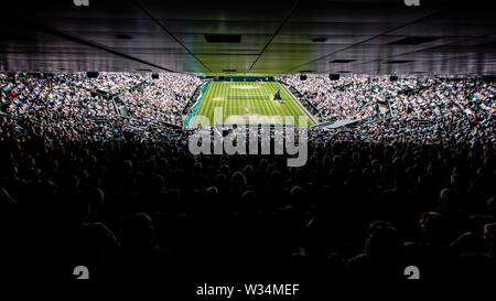 London, Großbritannien. 12. Juli, 2019. Allgemeine Ansicht der Center Court im Halbfinale der Männer - Finale an Tag 11 in Wimbledon Tennis Championships 2019 auf der All England Lawn Tennis und Croquet Club in London. Credit: Frank Molter/Alamy leben Nachrichten Stockfoto