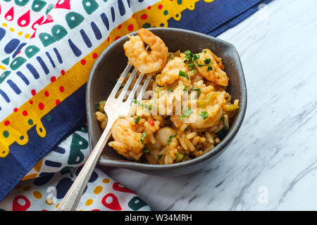 Kreolische Schüssel Seafood Jambalaya mit Garnelen und Reis Stockfoto