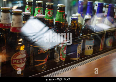 Vedett Extra Weiß, Peroni, Brooklyn Osten IPA, Delirium Nocturnum, Chimay Bleue, Tsingtao Bier Flaschen in der Kühltheke Stockfoto