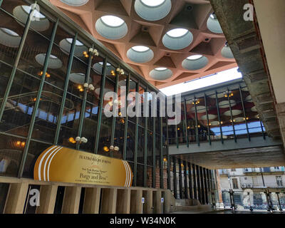 Turin, Piemont, Italien. Juni 2019. Die moderne Eingang des Teatro Regio di Torino. Eine große goldene Zeichen zeigt den Titel der Arbeit programmiert werden Stockfoto