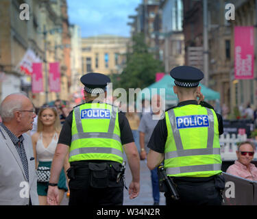 Glasgow, Schottland, Großbritannien. 12. Juli, 2019. Clyde Street sah die Polizei Durchgreifen auf dem Weg zur TRNSMT Festival in Glasgow Green. Credit: Gerard Fähre / alamy Leben Nachrichten Stockfoto