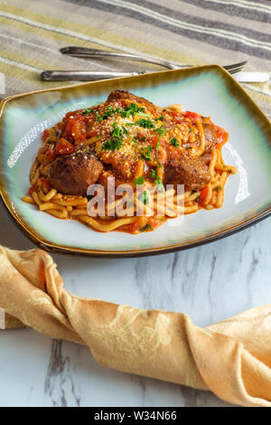 Hausgemachte italienische Spaghetti und Frikadellen mit Parmesan und Petersilie geschnitten Stockfoto