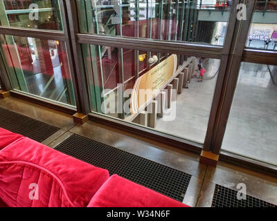 Turin, Piemont, Italien. Juni 2019. Die moderne Eingang des Teatro Regio di Torino. Eine große goldene Zeichen zeigt den Titel der Arbeit programmiert werden Stockfoto