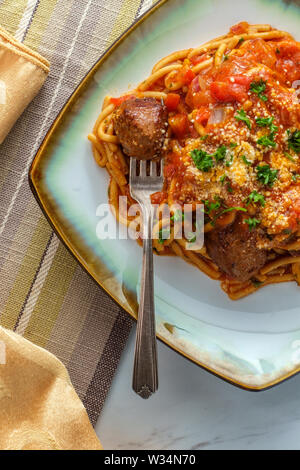 Hausgemachte italienische Spaghetti und Frikadellen mit Parmesan und Petersilie geschnitten Stockfoto