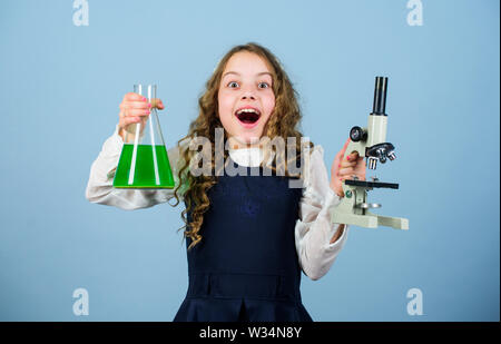 Inspirieren. zurück zu Schule. Kind Studie bilogy Lektion. Entdecken Sie die Zukunft. Wissenschaft Forschung im Labor. Kleine genius Mädchen mit Mikroskop. Bildung und Wissen. Kleines Mädchen Wissenschaftler mit der Prüfung. Stockfoto