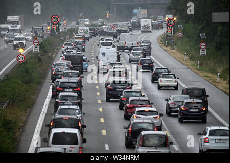 Köln, Deutschland. 12. Juli, 2019. Autos und Lkws sind am Anfang der Ferien auf der Autobahn A1 Richtung Norden blockiert. Quelle: Henning Kaiser/dpa/Alamy leben Nachrichten Stockfoto