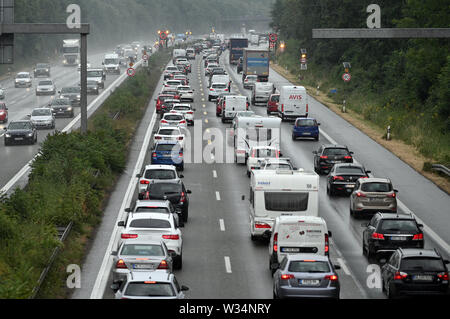 Köln, Deutschland. 12. Juli, 2019. Autos und Lkws sind am Anfang der Ferien auf der Autobahn A1 Richtung Norden blockiert. Quelle: Henning Kaiser/dpa/Alamy leben Nachrichten Stockfoto