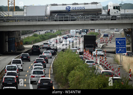 Köln, Deutschland. 12. Juli, 2019. Autos und Lkws sind am Anfang der Ferien auf der Autobahn A1 in Richtung Süden blockiert. Quelle: Henning Kaiser/dpa/Alamy leben Nachrichten Stockfoto