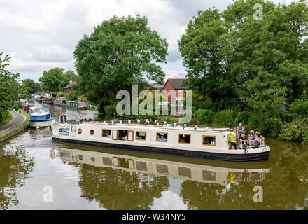 Touristen an Bord eines großen 15-04 ein Ausflug entlang der Lancaster Canal an, in der Nähe von Garstang Preston, Lancashire, Großbritannien Stockfoto