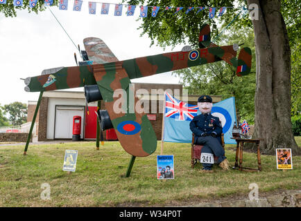 Eine Ausstellung am Garstang Scarecrow Festival. Weltkrieg 2 Royal Air Force Memorial Stockfoto