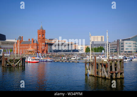 Welsh National Assembly Building der Senedd & Pier House Cardiff Bay Cardiff Wales Stockfoto