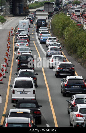 Köln, Deutschland. 12. Juli, 2019. Autos und Lkws sind zu Beginn des Urlaubs auf der Autobahn A1 in Richtung Süden blockiert. Quelle: Henning Kaiser/dpa/Alamy leben Nachrichten Stockfoto