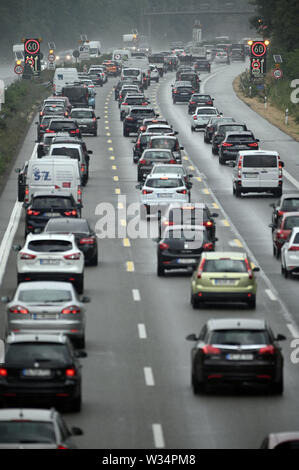 Köln, Deutschland. 12. Juli, 2019. Autos und Lkws sind am Anfang der Ferien auf der Autobahn A1 Richtung Norden blockiert. Quelle: Henning Kaiser/dpa/Alamy leben Nachrichten Stockfoto