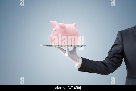 Geschäftsmann mit rosa Sparschwein auf silbernem Tablett Stockfoto