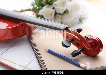 Nahaufnahme Violine headstock Orchester instrumental über weiß Holz- Hintergrund wählen Sie Fokus flache Tiefenschärfe Stockfoto