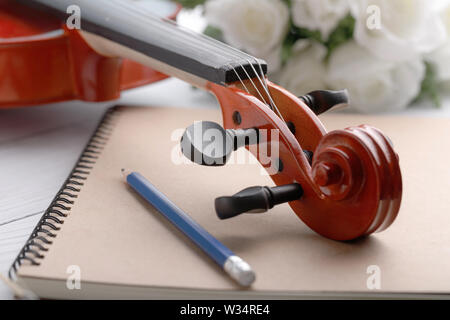 Nahaufnahme Violine headstock Orchester instrumental über weiß Holz- Hintergrund wählen Sie Fokus flache Tiefenschärfe Stockfoto