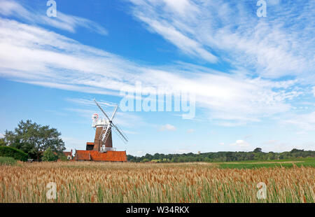 Ein Blick auf die Wahrzeichen Cley Windmill auf der North Norfolk Küste bei cley-next-the-Sea, Norfolk, England, Vereinigtes Königreich, Europa. Stockfoto