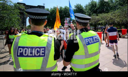 Glasgow, Schottland, Großbritannien. 12. Juli, 2019. Clyde Street sah die Polizei Durchgreifen auf dem Weg zur TRNSMT Festival in Glasgow Green. Credit: Gerard Fähre / alamy Leben Nachrichten Stockfoto