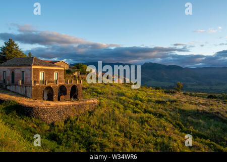 Landschaft mit alten Haus und Gebirge in sanften Morgen sunlights auf Sizilien Insel, im Süden von Italien, Reiseziel Stockfoto