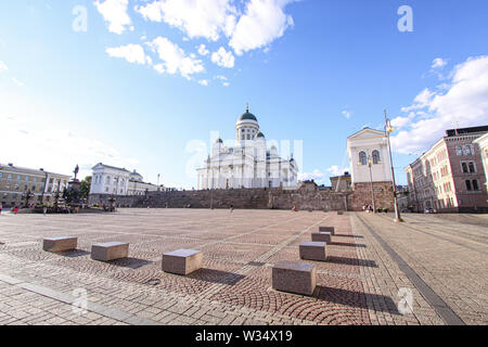 Blick vom Senate Platz der Kathedrale von Helsinki | Helsinki Kathedrale ist ein unverwechselbares Wahrzeichen, mit seinen hohen, grünen Kuppel von vier sm umgeben Stockfoto