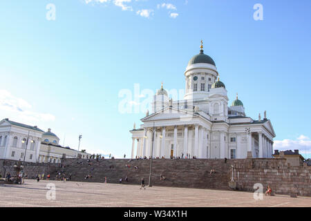 Blick vom Senate Platz der Kathedrale von Helsinki | Helsinki Kathedrale ist ein unverwechselbares Wahrzeichen, mit seinen hohen, grünen Kuppel von vier sm umgeben Stockfoto