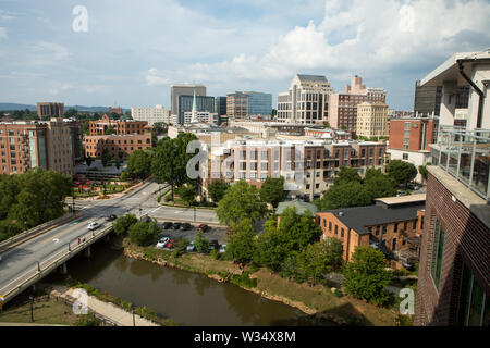 GREENVILLE, SC (USA) - Juli 5, 2019: eine Dachterrasse mit Blick auf die Skyline mit den Greenville Reedy River an der Unterseite. Stockfoto