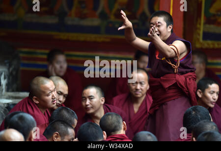 Xigaze, China's Tibet autonomen Region. 12. Juli, 2019. Mönche die Debatte auf der Tashilhunpo Kloster in Xigaze, Südwesten Chinas Autonomen Region Tibet, 12. Juli 2019. Credit: Chogo/Xinhua/Alamy leben Nachrichten Stockfoto