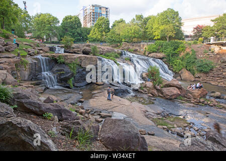 GREENVILLE, SC (USA) - Juli 5, 2019: Der Reedy River Falls in Falls Park wie von einer Fußgängerzone Gehweg gesehen. Stockfoto