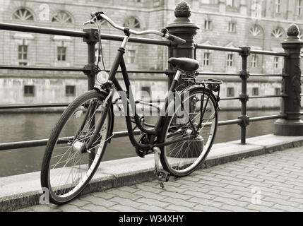 Abgestellte Fahrräder am Ufer der Spree in der Berliner Innenstadt Stockfoto