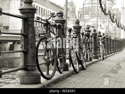 Abgestellte Fahrräder am Ufer der Spree in der Berliner Innenstadt Stockfoto