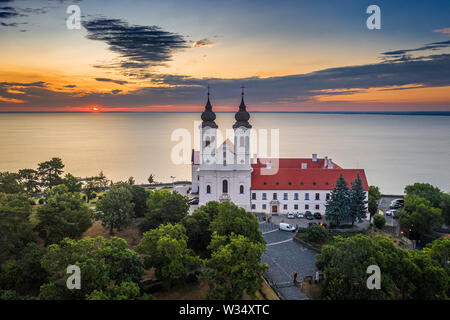 Tihany, Ungarn - Luftbild Skyline Blick auf die berühmte Benediktinerabtei Tihany (Abtei Tihany) mit schönen bunten Himmel und Wolken bei Sonnenaufgang Stockfoto