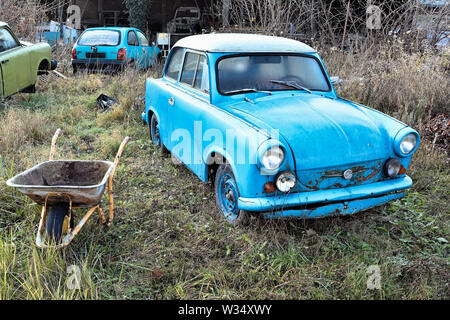 Alte Pkw Trabant auf einem Grundstück in Magdeburg. Stockfoto