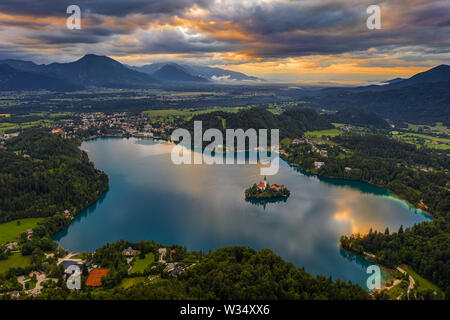 Bled, Slowenien - Luftbild panorama Skyline Blick auf den Bleder See (Blejsko Jezero) von hoch oben mit der Wallfahrtskirche Mariä Himmelfahrt der Maria, Bl Stockfoto