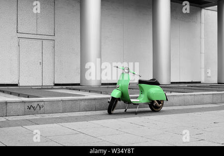 Geparkte Roller in der Innenstadt von Berlin. Stockfoto