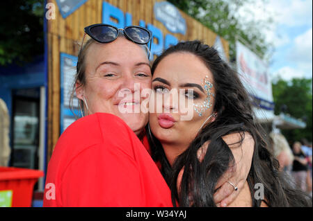 Glasgow, UK. 12. Juli, 2019. Festivalbesucher schwelgen in der heißen Sommersonne, Glasgow, Backen ist. Scorcha! Credit: Colin Fisher/Alamy leben Nachrichten Stockfoto