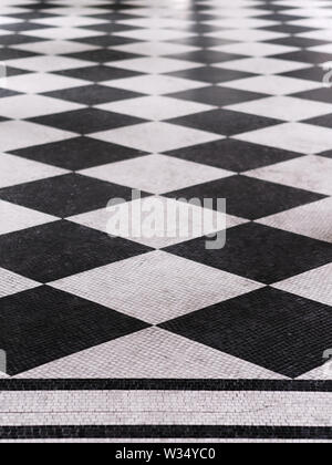 Schwarz / weiß kariert Bodenfliesen mit Textur. Diese Fliesen nahtlos