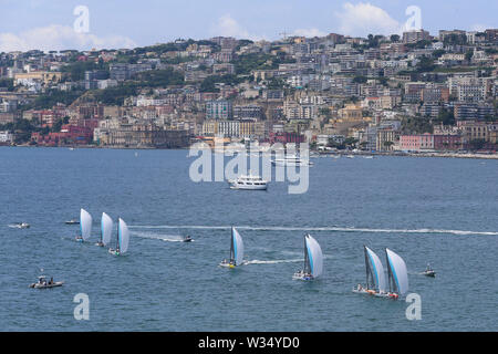 Neapel, Italien. 12. Juli, 2019. Segler konkurrieren während des Petit Finale von RS21 Mixed Fleet Racing Segeln an der 30 Sommer-universiade in Neapel, Italien, 12. Juli 2019. Credit: Zheng Huansong/Xinhua/Alamy leben Nachrichten Stockfoto