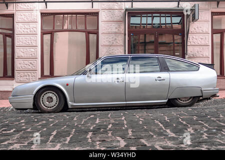 Kiew, Ukraine - Juli 11, 2019: Citroen CX 25 TRD Turbo auf den Straßen der Stadt, Seitenansicht Stockfoto