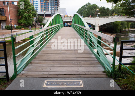 GREENVILLE, SC (USA) - Juli 5, 2019: Das Eugenia Herzog Brücke über den Reedy River auf der Downtown River entfernt. Stockfoto