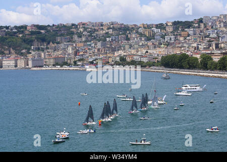 Neapel, Italien. 12. Juli, 2019. Segler konkurrieren während des Petit Finale von RS21 Mixed Fleet Racing Segeln an der 30 Sommer-universiade in Neapel, Italien, 12. Juli 2019. Credit: Zheng Huansong/Xinhua/Alamy leben Nachrichten Stockfoto